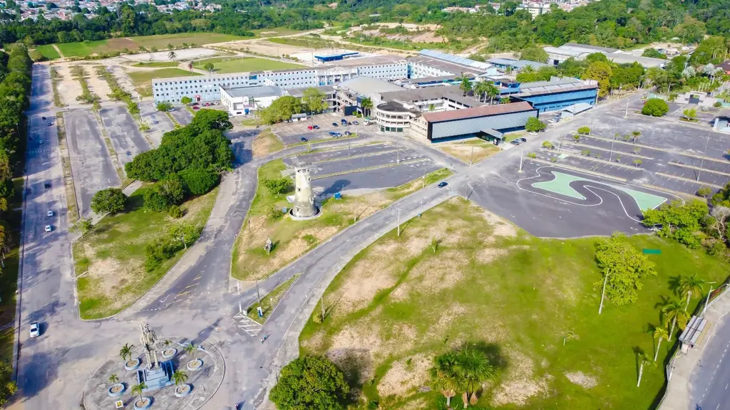 Vista aérea do campus da Universidade Nilton Lins com o moinho, a estátua de Dom Quixote e os prédios